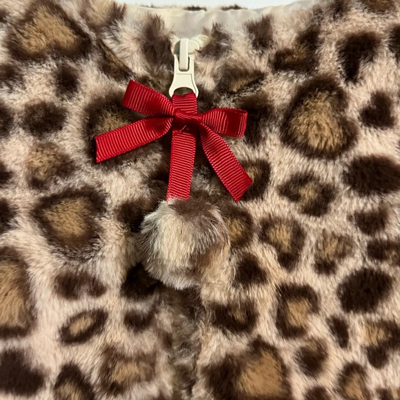 Rachel Zoe children’s fuzzy vest.  Size XS (4). - Picture 3 of 7